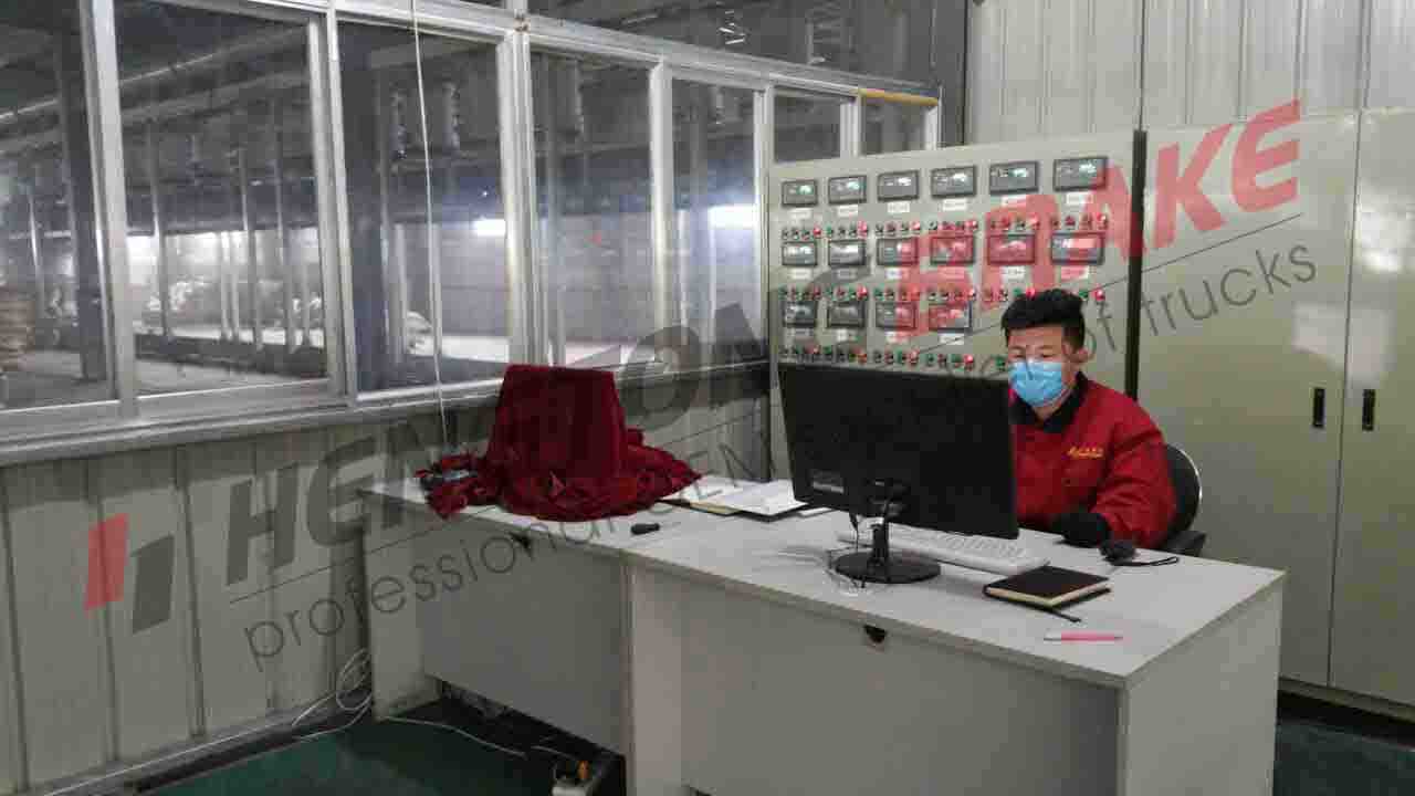 我公司最新引進的自動拌料系統(tǒng)做最后調試安裝(圖1)