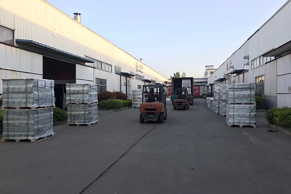 客戶參觀工廠后，首單訂了一個集裝箱的剎車片(圖1)